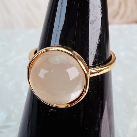 Goldtone light center accent, minimalist costume ring size 6 1/4 - Picture 3 of 4